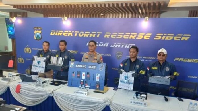 Barang bukti SIM card ilegal dan modem pool kasus OTP ilegal Polda Jatim