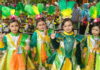 Ratusan peserta drum dan marching band tingkat TK dan SD tampil meriah saat HUT ke-21 SMK Negeri 1 Jetis di Kabupaten Mojokerto, Minggu (17/5/2026).