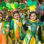 Ratusan peserta drum dan marching band tingkat TK dan SD tampil meriah saat HUT ke-21 SMK Negeri 1 Jetis di Kabupaten Mojokerto, Minggu (17/5/2026).