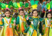 Ratusan peserta drum dan marching band tingkat TK dan SD tampil meriah saat HUT ke-21 SMK Negeri 1 Jetis di Kabupaten Mojokerto, Minggu (17/5/2026).
