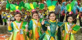 Ratusan peserta drum dan marching band tingkat TK dan SD tampil meriah saat HUT ke-21 SMK Negeri 1 Jetis di Kabupaten Mojokerto, Minggu (17/5/2026).