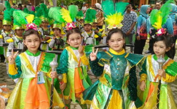 Ratusan peserta drum dan marching band tingkat TK dan SD tampil meriah saat HUT ke-21 SMK Negeri 1 Jetis di Kabupaten Mojokerto, Minggu (17/5/2026).