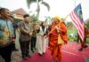 Rombongan 57 Biksu Thudong asal Thailand, Malaysia, Laos, dan Indonesia disambut Wali Kota Mojokerto serta warga saat singgah di Balai Kota Mojokerto dalam perjalanan spiritual menuju Candi Borobudur untuk perayaan Waisak 2026.