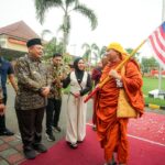 Rombongan 57 Biksu Thudong asal Thailand, Malaysia, Laos, dan Indonesia disambut Wali Kota Mojokerto serta warga saat singgah di Balai Kota Mojokerto dalam perjalanan spiritual menuju Candi Borobudur untuk perayaan Waisak 2026.