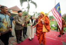 Rombongan 57 Biksu Thudong asal Thailand, Malaysia, Laos, dan Indonesia disambut Wali Kota Mojokerto serta warga saat singgah di Balai Kota Mojokerto dalam perjalanan spiritual menuju Candi Borobudur untuk perayaan Waisak 2026.