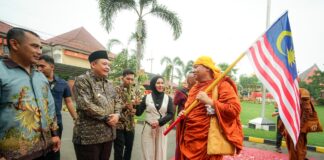 Rombongan 57 Biksu Thudong asal Thailand, Malaysia, Laos, dan Indonesia disambut Wali Kota Mojokerto serta warga saat singgah di Balai Kota Mojokerto dalam perjalanan spiritual menuju Candi Borobudur untuk perayaan Waisak 2026.