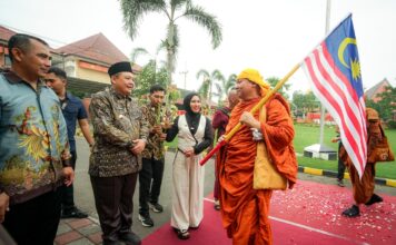 Rombongan 57 Biksu Thudong asal Thailand, Malaysia, Laos, dan Indonesia disambut Wali Kota Mojokerto serta warga saat singgah di Balai Kota Mojokerto dalam perjalanan spiritual menuju Candi Borobudur untuk perayaan Waisak 2026.