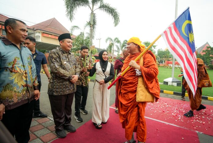 57 Biksu Thudong Singgah di Mojokerto Rombongan 57 Biksu Thudong asal Thailand, Malaysia, Laos, dan Indonesia disambut Wali Kota Mojokerto serta warga saat singgah di Balai Kota Mojokerto dalam perjalanan spiritual menuju Candi Borobudur untuk perayaan Waisak 2026.