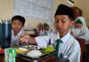 Bocah kelas 5 MI Darussalam Sidoarjo, Alkhalifi Muhammad Marfen, menunjukkan surat untuk Presiden Prabowo Subianto yang berisi harapannya mengikuti upacara 17 Agustus di Istana Negara.