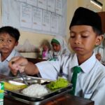 Bocah kelas 5 MI Darussalam Sidoarjo, Alkhalifi Muhammad Marfen, menunjukkan surat untuk Presiden Prabowo Subianto yang berisi harapannya mengikuti upacara 17 Agustus di Istana Negara.