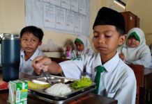 Bocah kelas 5 MI Darussalam Sidoarjo, Alkhalifi Muhammad Marfen, menunjukkan surat untuk Presiden Prabowo Subianto yang berisi harapannya mengikuti upacara 17 Agustus di Istana Negara.