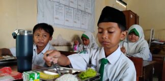 Bocah kelas 5 MI Darussalam Sidoarjo, Alkhalifi Muhammad Marfen, menunjukkan surat untuk Presiden Prabowo Subianto yang berisi harapannya mengikuti upacara 17 Agustus di Istana Negara.