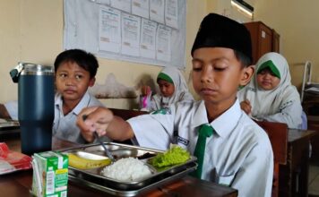 Bocah kelas 5 MI Darussalam Sidoarjo, Alkhalifi Muhammad Marfen, menunjukkan surat untuk Presiden Prabowo Subianto yang berisi harapannya mengikuti upacara 17 Agustus di Istana Negara.