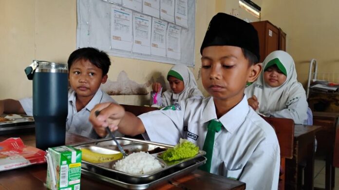 Bocah kelas 5 MI Darussalam Sidoarjo, Alkhalifi Muhammad Marfen, menunjukkan surat untuk Presiden Prabowo Subianto yang berisi harapannya mengikuti upacara 17 Agustus di Istana Negara.