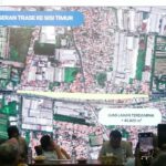 Bupati Sidoarjo Subandi saat sosialisasi pembangunan Flyover Gedangan di kantor Kecamatan Gedangan bersama warga terdampak pembebasan lahan.