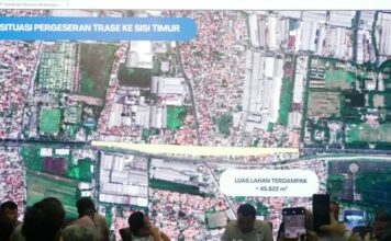 Bupati Sidoarjo Subandi saat sosialisasi pembangunan Flyover Gedangan di kantor Kecamatan Gedangan bersama warga terdampak pembebasan lahan.