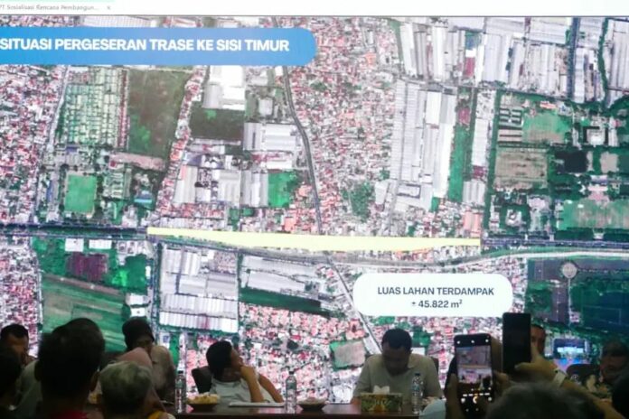 Bupati Sidoarjo Subandi saat sosialisasi pembangunan Flyover Gedangan di kantor Kecamatan Gedangan bersama warga terdampak pembebasan lahan.
