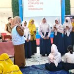 Ratusan pelajar SMP di Sidoarjo mengikuti road show pendidikan anti korupsi yang digelar Inspektorat Kabupaten Sidoarjo.