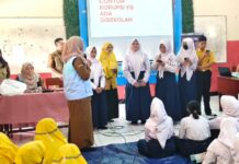 Ratusan pelajar SMP di Sidoarjo mengikuti road show pendidikan anti korupsi yang digelar Inspektorat Kabupaten Sidoarjo.