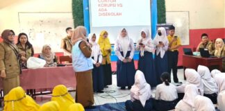 Ratusan pelajar SMP di Sidoarjo mengikuti road show pendidikan anti korupsi yang digelar Inspektorat Kabupaten Sidoarjo.