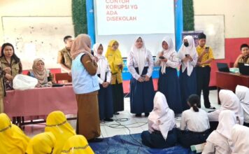 Ratusan pelajar SMP di Sidoarjo mengikuti road show pendidikan anti korupsi yang digelar Inspektorat Kabupaten Sidoarjo.