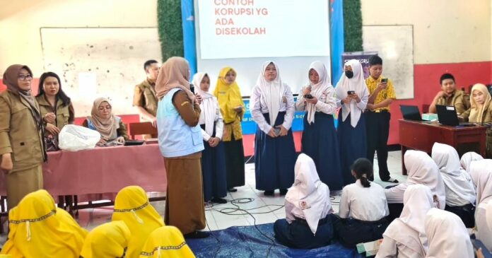 Ratusan pelajar SMP di Sidoarjo mengikuti road show pendidikan anti korupsi yang digelar Inspektorat Kabupaten Sidoarjo.