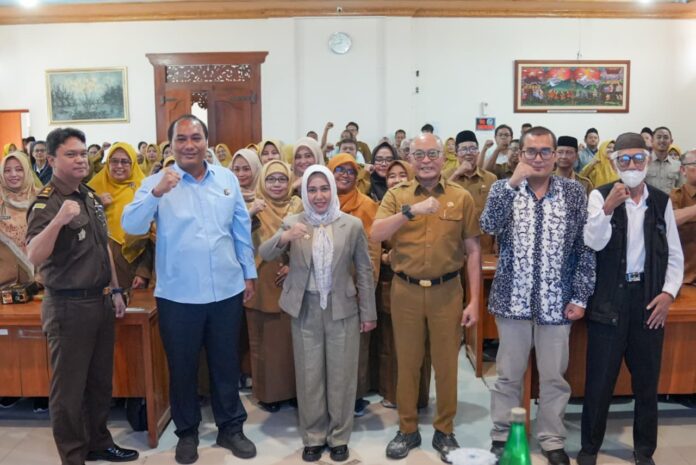 Pemkot Mojokerto mulai sosialisasi SPMB Online 2026/2027 Pemkot Mojokerto mulai sosialisasi SPMB Online 2026/2027. Seluruh lulusan SD dipastikan tertampung di SMP negeri dan swasta dengan sistem penerimaan transparan.