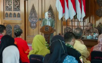 Wali Kota Ika Puspitasari Ingatkan Ormas Mojokerto Waspadai Penyusupan Kelompok Anarko Wali Kota Mojokerto Ika Puspitasari meminta ormas meningkatkan kewaspadaan terhadap penyusupan kelompok anarko demi menjaga persatuan dan kondusivitas daerah.