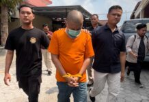 Polisi menjerat tersangka dengan pasal tindak pidana pencabulan terhadap anak dalam lingkup keluarga dengan ancaman hukuman maksimal 12 tahun penjara