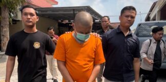 Polisi menjerat tersangka dengan pasal tindak pidana pencabulan terhadap anak dalam lingkup keluarga dengan ancaman hukuman maksimal 12 tahun penjara