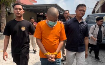 Polisi menjerat tersangka dengan pasal tindak pidana pencabulan terhadap anak dalam lingkup keluarga dengan ancaman hukuman maksimal 12 tahun penjara