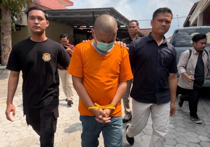 Polisi menjerat tersangka dengan pasal tindak pidana pencabulan terhadap anak dalam lingkup keluarga dengan ancaman hukuman maksimal 12 tahun penjara