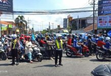 Pembangunan Flyover Gedangan Sidoarjo digeser ke sisi timur jalan. Pemkab menyebut perubahan desain dilakukan demi menjaga ekonomi warga tetap berjalan