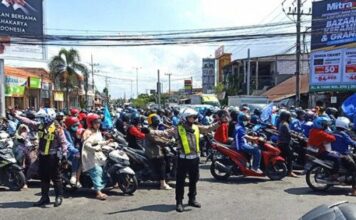 Pembangunan Flyover Gedangan Sidoarjo digeser ke sisi timur jalan. Pemkab menyebut perubahan desain dilakukan demi menjaga ekonomi warga tetap berjalan