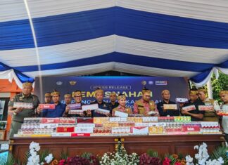 Pemkab Mojokerto dan Bea Cukai memusnahkan 11 juta batang rokok ilegal dengan potensi kerugian negara mencapai Rp10,8 miliar