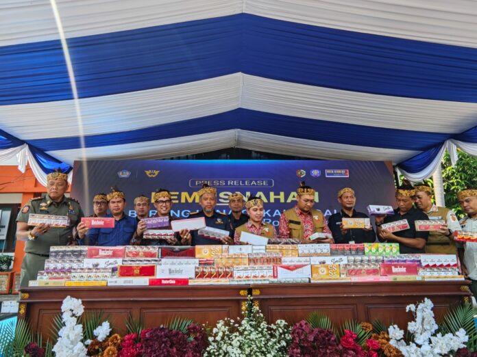 Pemusnahan Barang Kena Cukai Ilegal Pemkab Mojokerto dan Bea Cukai memusnahkan 11 juta batang rokok ilegal dengan potensi kerugian negara mencapai Rp10,8 miliar