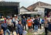 Tersangka Satuan badut Mojokerto peragakan adegan rekonstruksi kasus pembunuhan ibu mertua dikawal ketat polisi