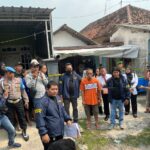 Tersangka Satuan badut Mojokerto peragakan adegan rekonstruksi kasus pembunuhan ibu mertua dikawal ketat polisi