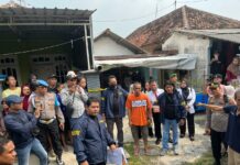 Tersangka Satuan badut Mojokerto peragakan adegan rekonstruksi kasus pembunuhan ibu mertua dikawal ketat polisi