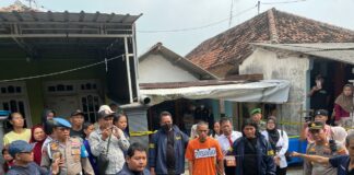 Tersangka Satuan badut Mojokerto peragakan adegan rekonstruksi kasus pembunuhan ibu mertua dikawal ketat polisi