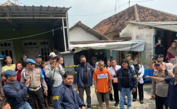 Tersangka Satuan badut Mojokerto peragakan adegan rekonstruksi kasus pembunuhan ibu mertua dikawal ketat polisi