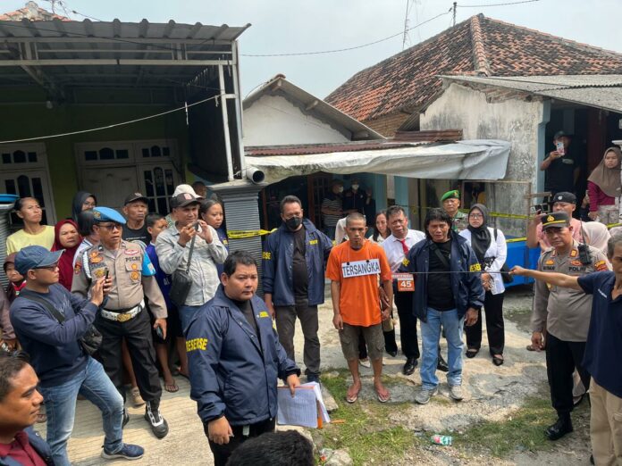 Tersangka Satuan badut Mojokerto peragakan adegan rekonstruksi kasus pembunuhan ibu mertua dikawal ketat polisi