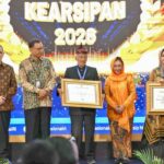 Maestro ludruk Surabaya Cak Kartolo raih penghargaan Memori Kolektif Bangsa dari ANRI. Pemkot Surabaya turut borong 3 piala kearsipan nasional.