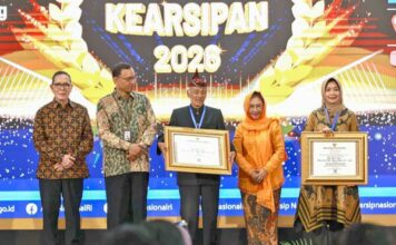 Cak Kartolo Terima Penghargaan MKB Nasional Maestro ludruk Surabaya Cak Kartolo raih penghargaan Memori Kolektif Bangsa dari ANRI. Pemkot Surabaya turut borong 3 piala kearsipan nasional.