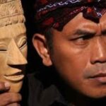 Heri Lento Ketua Komunitas Surabaya Juang menjelaskan arsip sejarah Bung Karno lahir di Surabaya