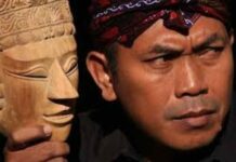Heri Lento Ketua Komunitas Surabaya Juang menjelaskan arsip sejarah Bung Karno lahir di Surabaya