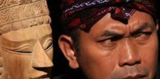 Heri Lento Ketua Komunitas Surabaya Juang menjelaskan arsip sejarah Bung Karno lahir di Surabaya