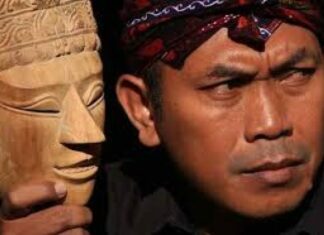 Heri Lento Ketua Komunitas Surabaya Juang menjelaskan arsip sejarah Bung Karno lahir di Surabaya