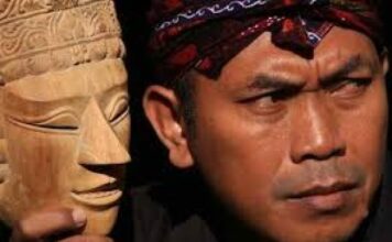 Heri Lento Ketua Komunitas Surabaya Juang menjelaskan arsip sejarah Bung Karno lahir di Surabaya