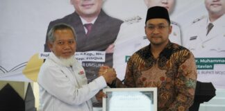 akil Bupati Mojokerto Muhammad Rizal Octavian melepas keberangkatan mahasiswa IMM Surabaya, Umsida, dan Unesa untuk baksos kurban Idul Adha di Pendopo Rumah Dinas Wakil Bupati Mojokerto.